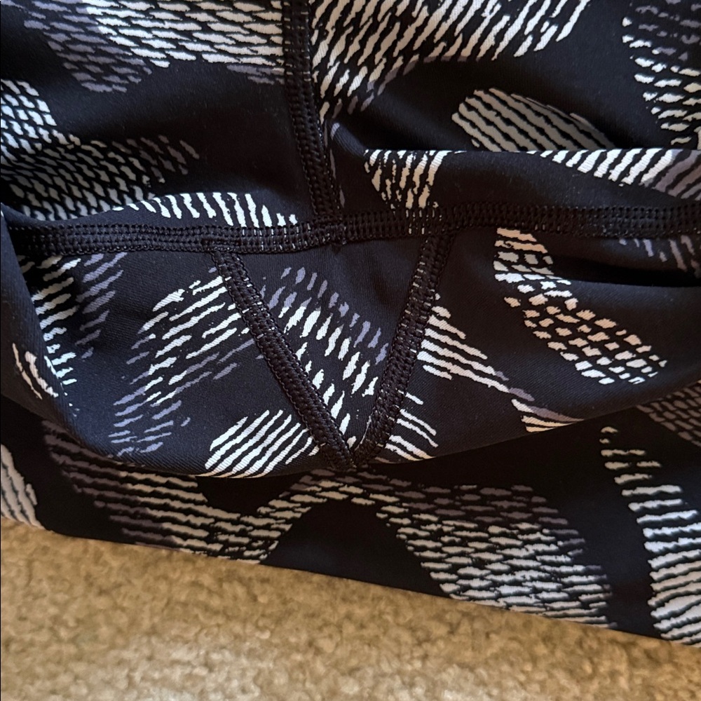 Stylish Black and Gray Lululemon Leggings - Picture 4 of 5
